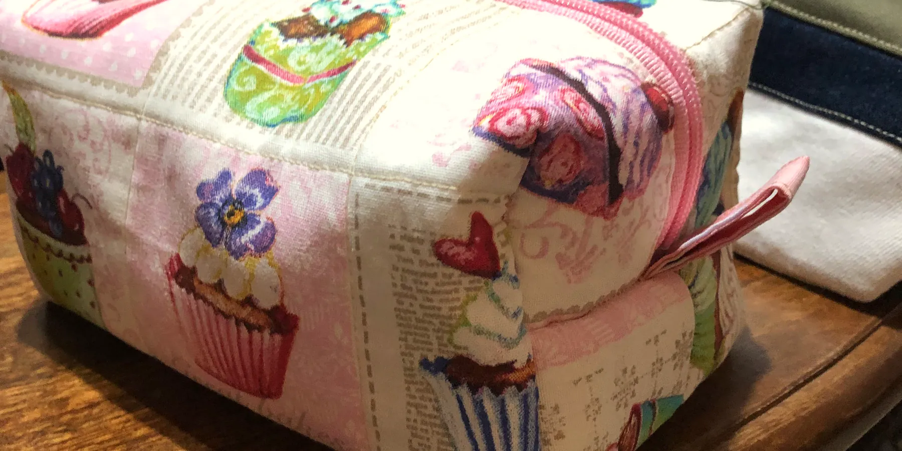 Neceser de las magdalenas, patchwork de AniPatch sobre la celosía del taller