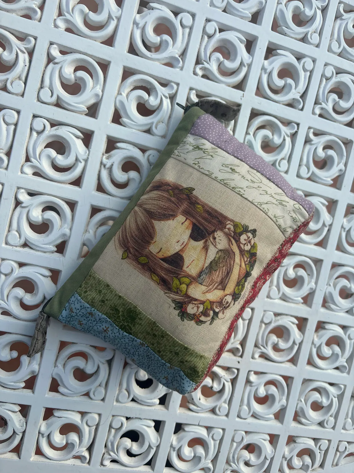 La niña de las flores, patchwork de AniPatch sobre la celosía del taller