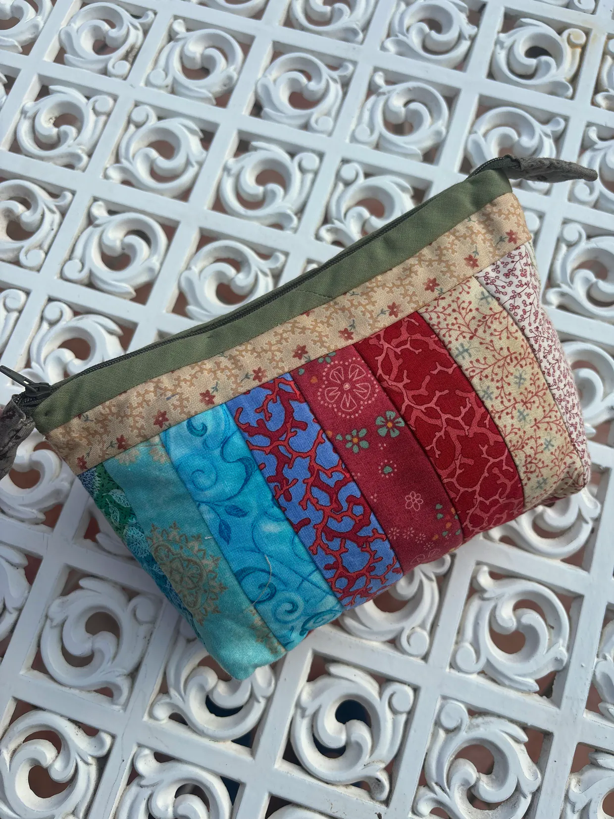 Tiras de colores, patchwork de AniPatch sobre la celosía del taller