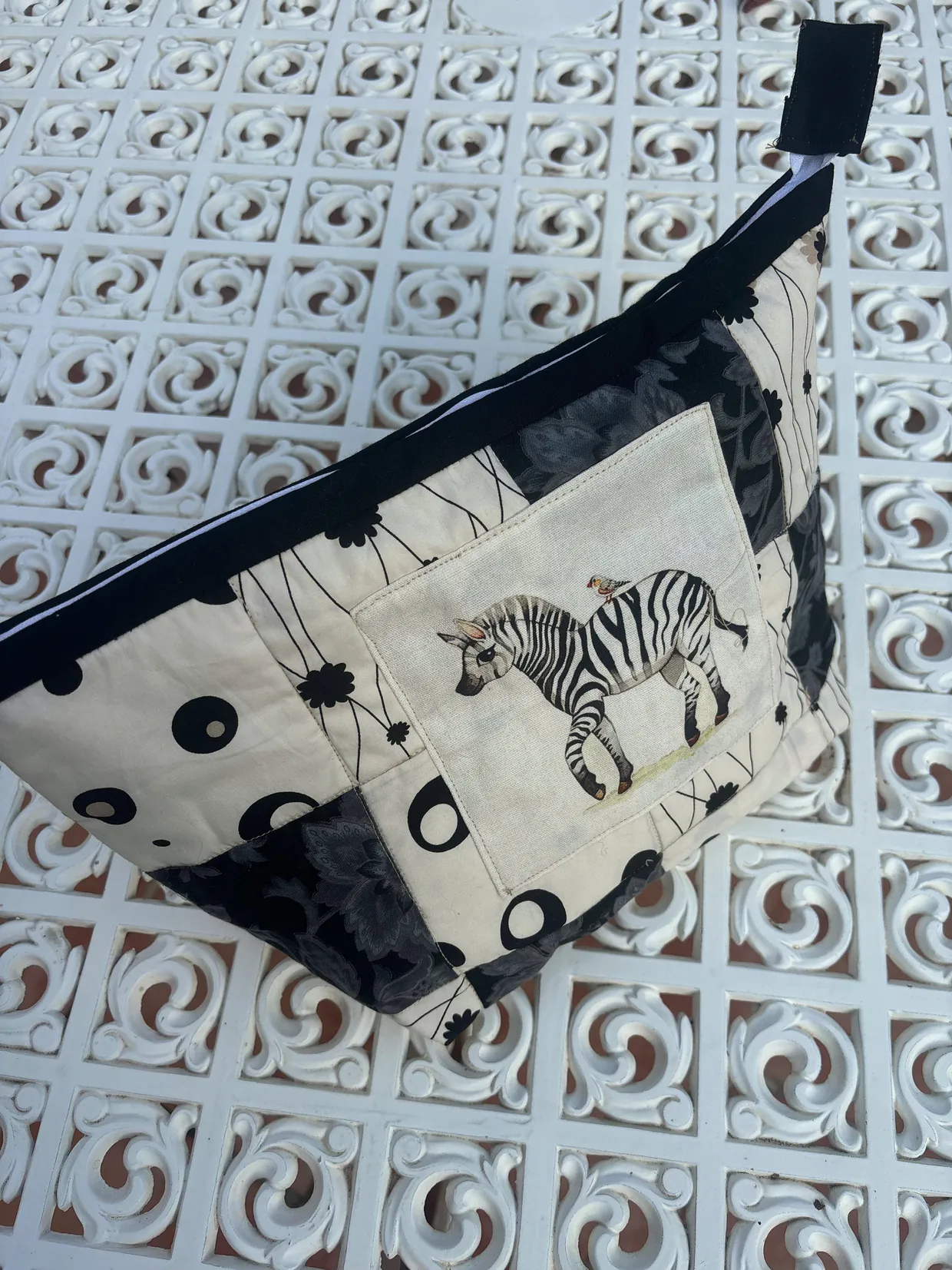 Bolso de la cebra, patchwork de AniPatch sobre la celosía del taller