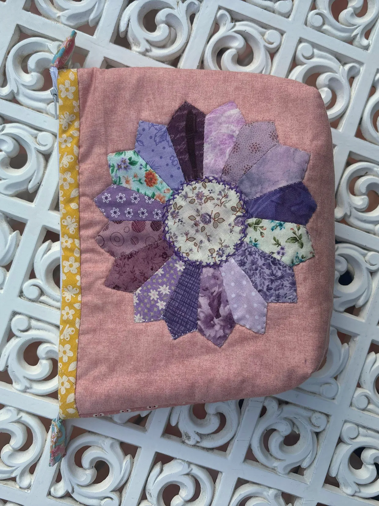 Plato de Dresde en malvas, patchwork de AniPatch sobre la celosía del taller