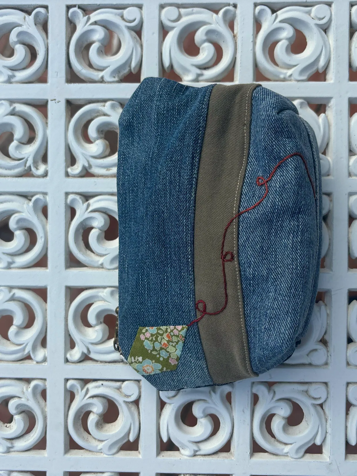 Vaquero con rama bordada, patchwork de AniPatch sobre la celosía del taller