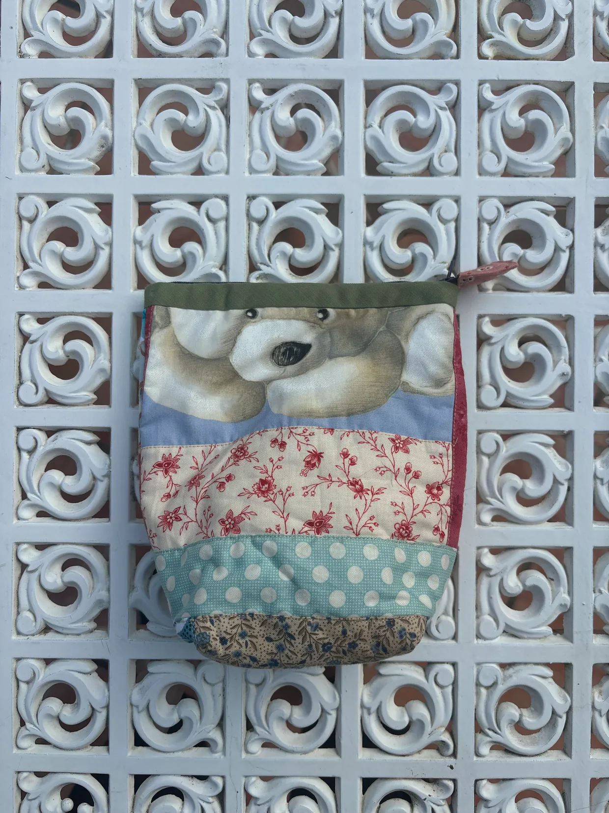 Neceser del koala, patchwork de AniPatch sobre la celosía del taller