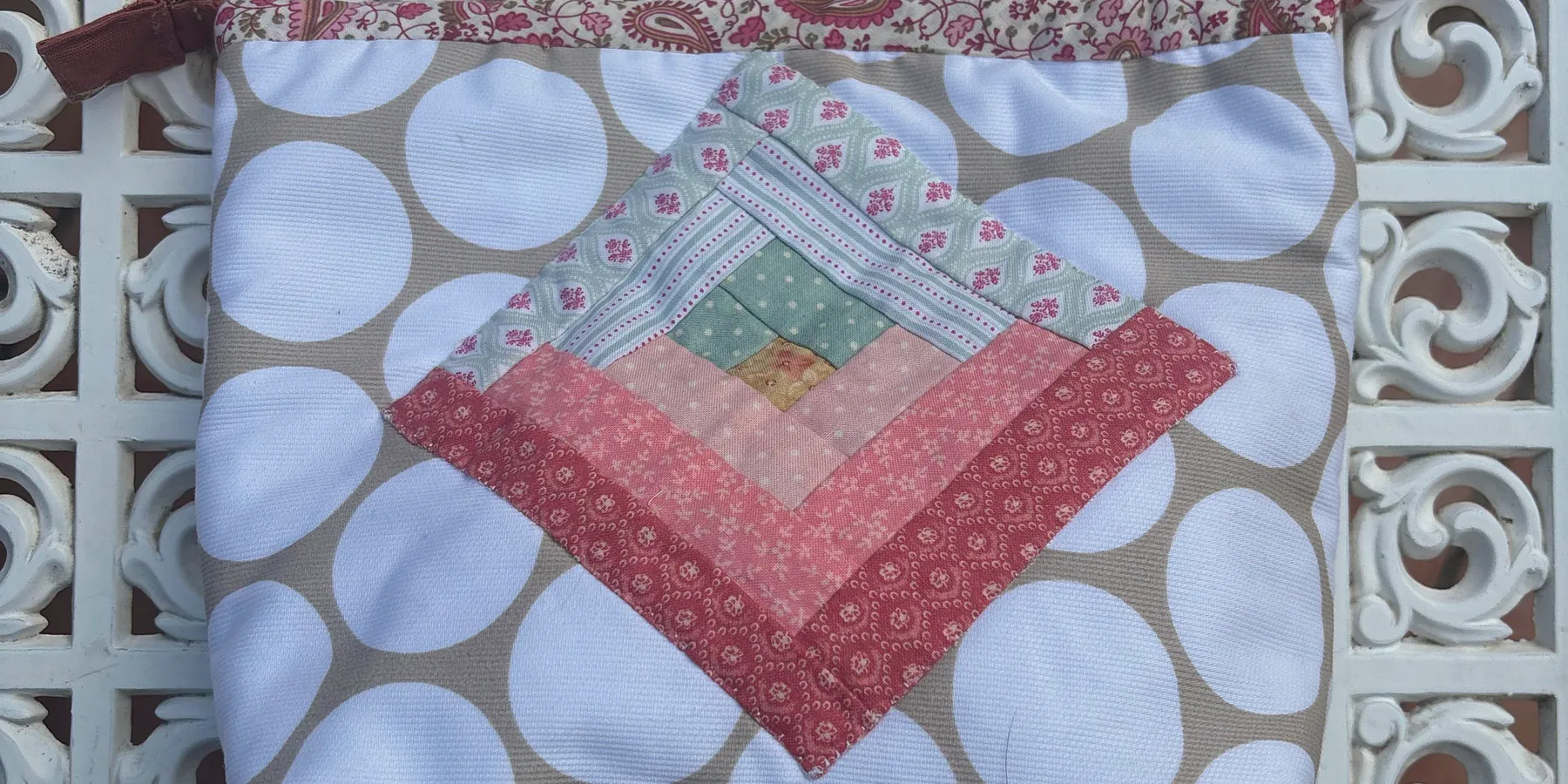 Cabaña sobre lunares, patchwork de AniPatch sobre la celosía del taller