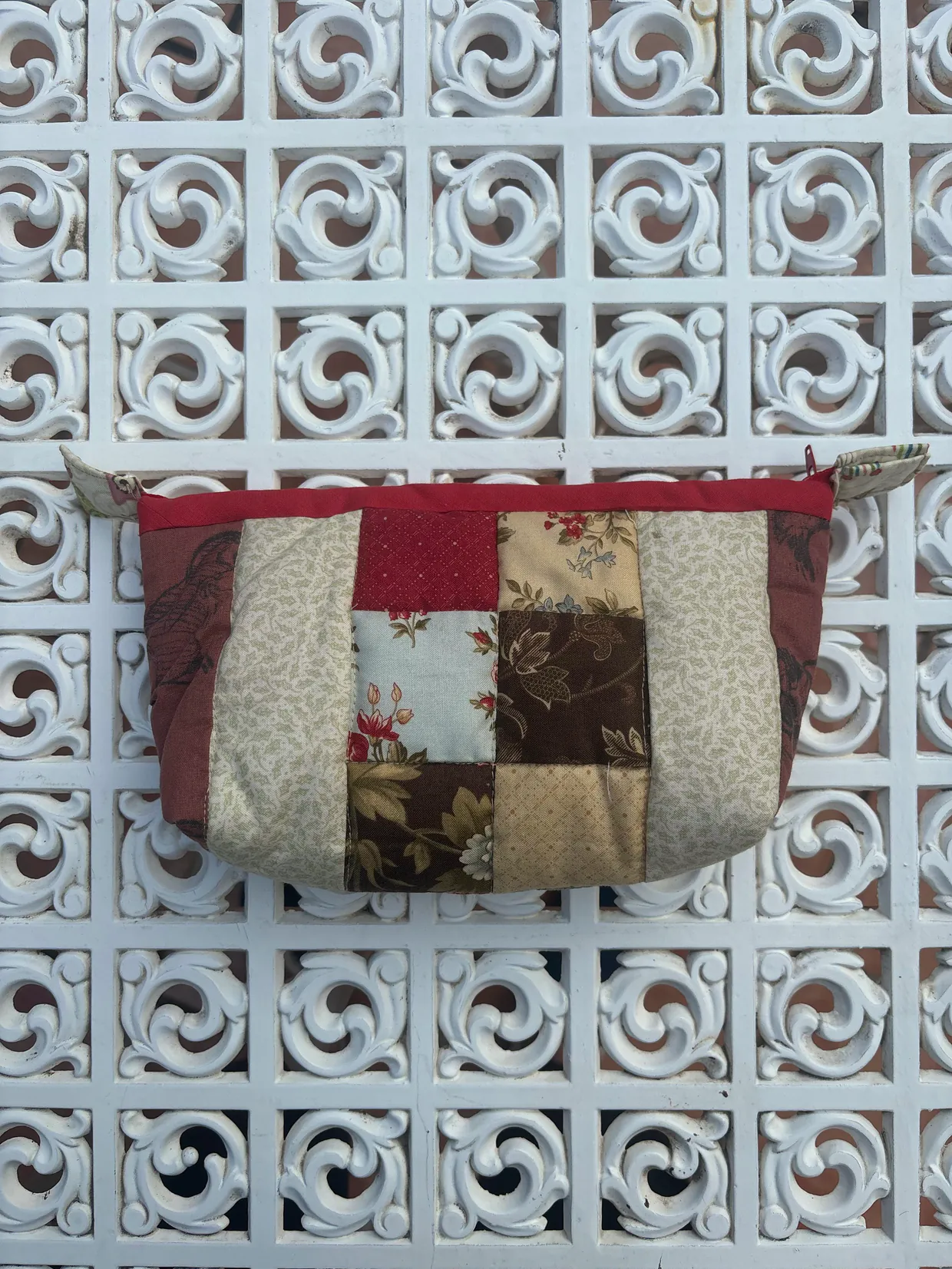 Cabaña en granate y hoja, patchwork de AniPatch sobre la celosía del taller