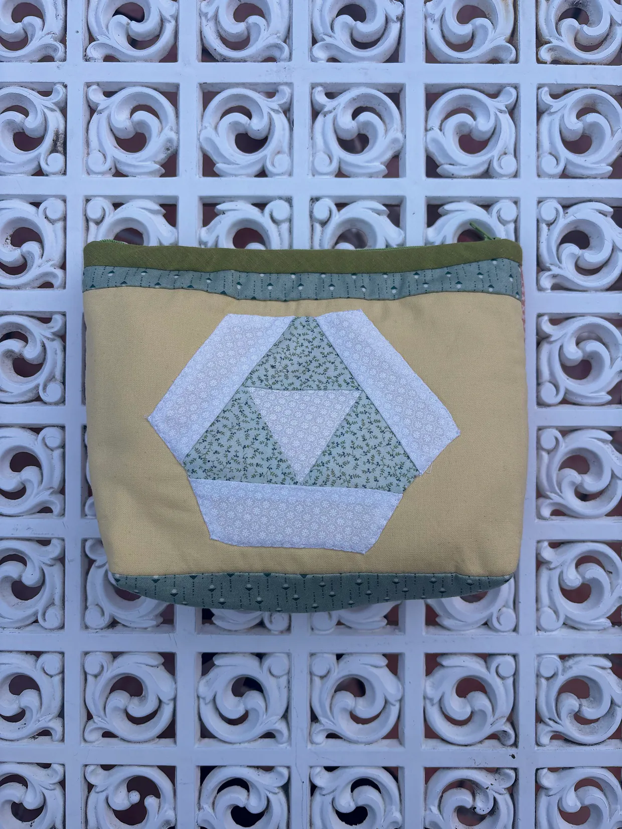 Hexágonos en salvia, patchwork de AniPatch sobre la celosía del taller