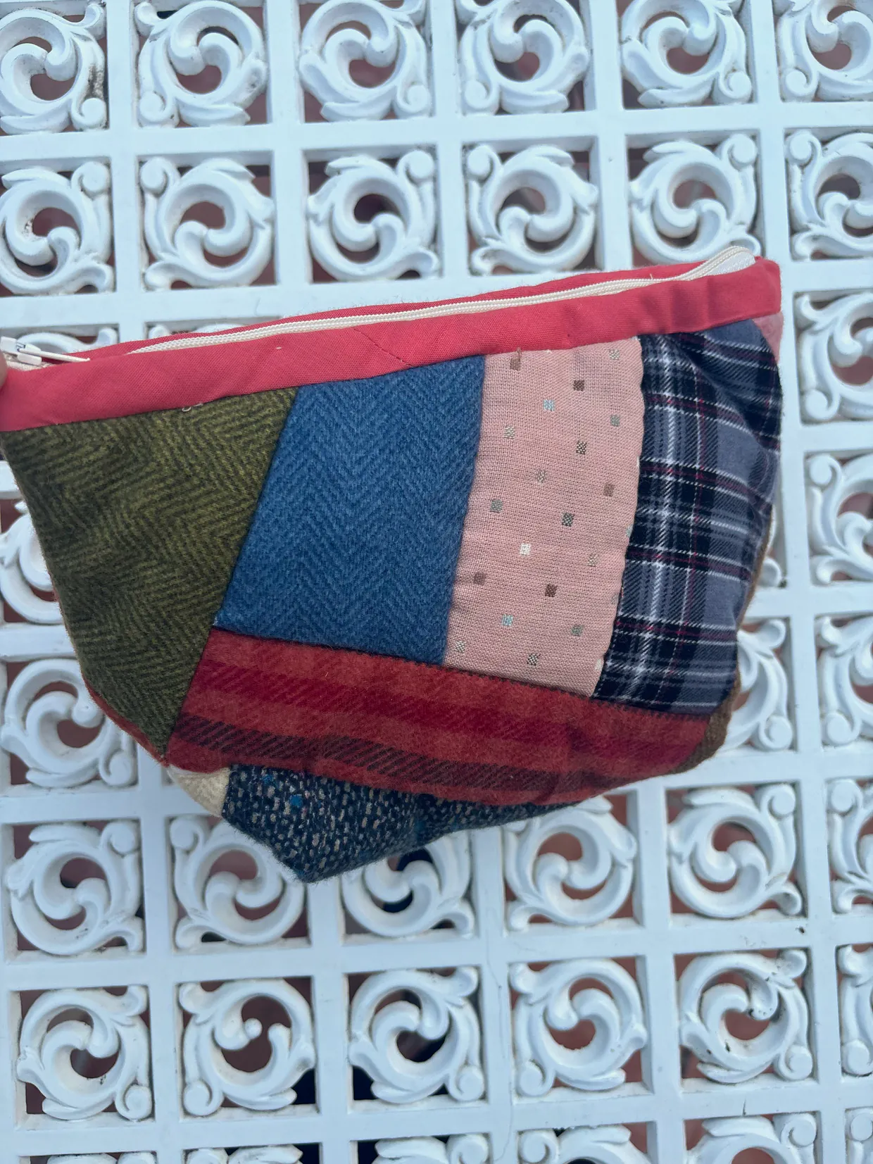 Neceser de lanas, patchwork de AniPatch sobre la celosía del taller