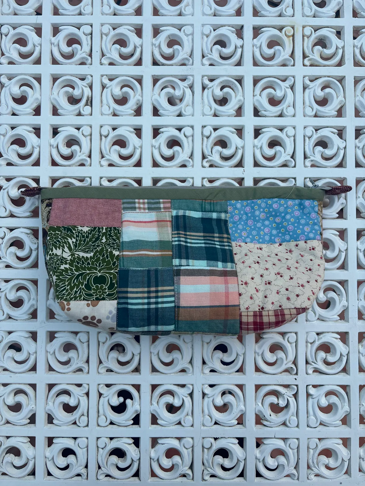 Cuadros de madras, patchwork de AniPatch sobre la celosía del taller