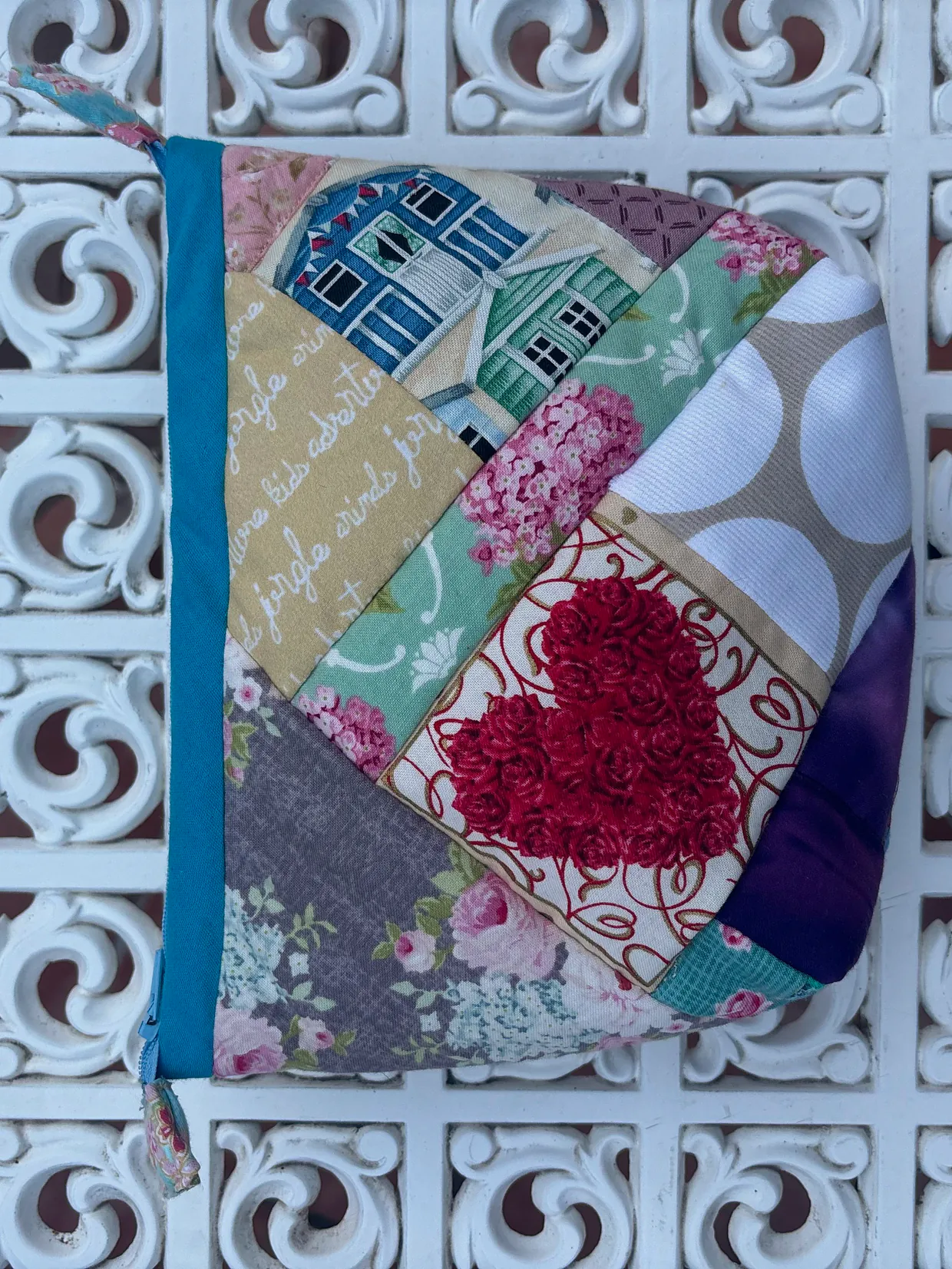 Neceser de crazy quilt con casitas de playa y un ramo de rosas en relieve