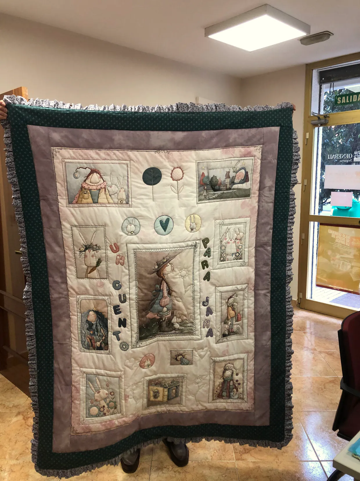 Colcha de cuento, patchwork de AniPatch sobre la celosía del taller