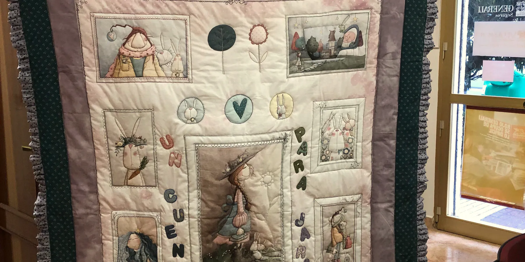 Colcha de cuna de patchwork con panel ilustrado y dedicatoria bordada